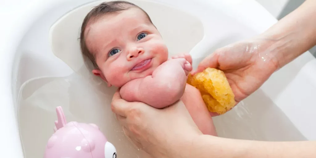 How Do You Transition Your Baby From a Sponge Bath to a Regular Bath? How Do You Transition Your Baby From a Sponge Bath to a Regular Bath?